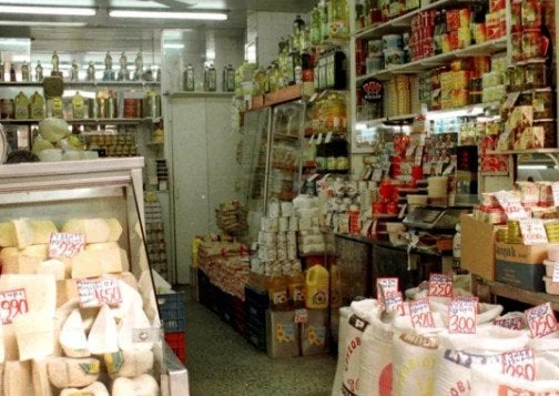 Το ελληνικό προϊόν που ξεκίνησε από τον πάγκο του μπακάλη και μπήκε σε όλα τα σπίτια – Η βιοτεχνία από το Κουκάκι που απέκτησε ένα από τα πιο ισχυρά brand στη χώρα (εικόνες, βίντεο)